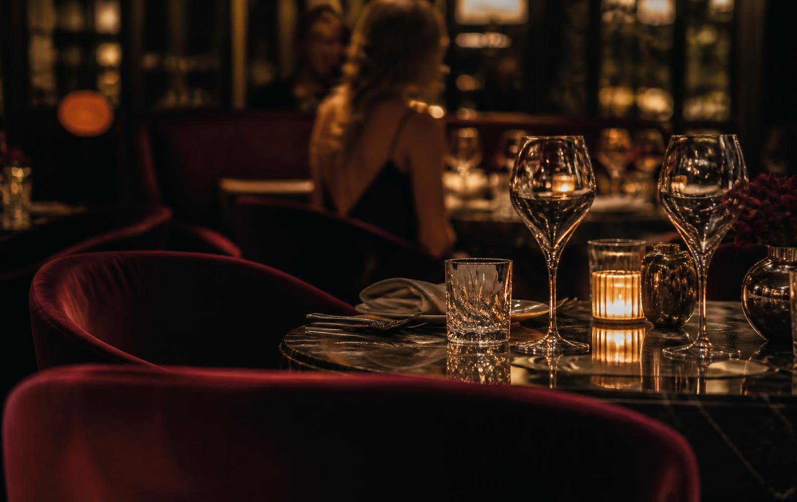 Gedeckter Tisch in einem gehobenen Restaurant bei Kerzenlicht